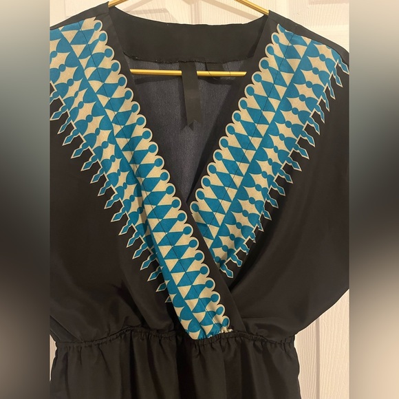 Black top with V neck pattern and elastic waist - Picture 2 of 4